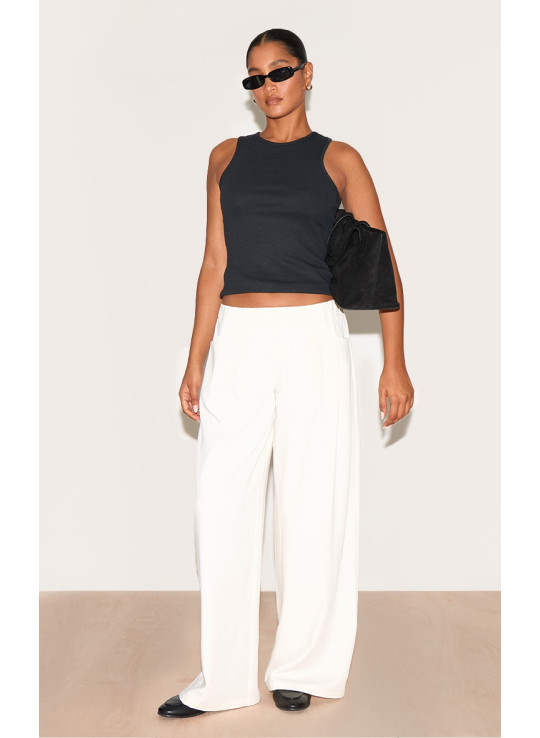 Кремові розтяжні деталі пояса позначені штани