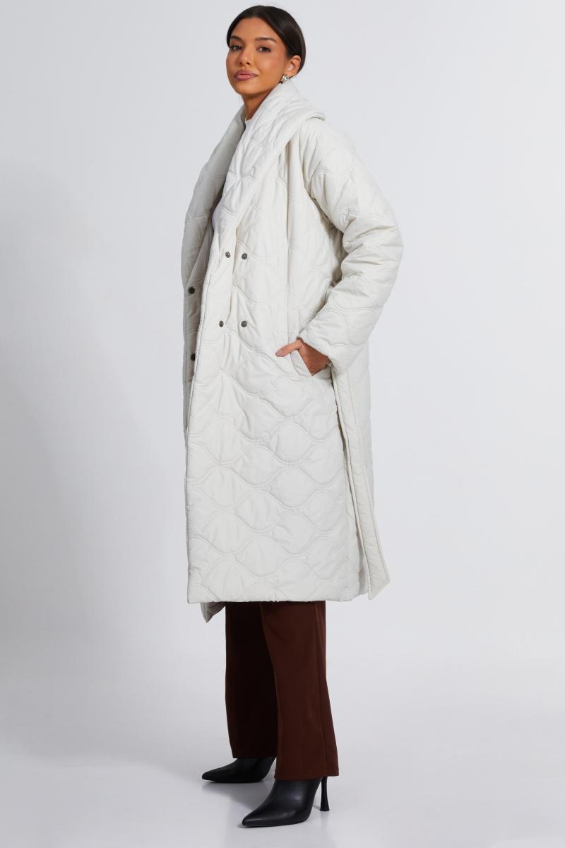 З білого стьобаного пальто з довгими лініями