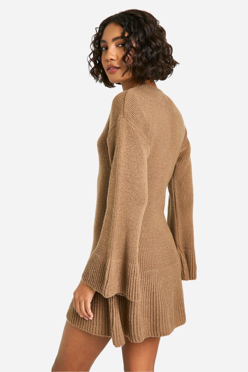 Висока трикотажна сукня з розкльошеними рукавами з щіткою