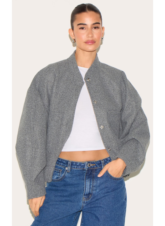 Сіра вовняка виглядає довгим курткою бомбардувальника Сіра вовняка виглядає довгим курткою бомбардувальника