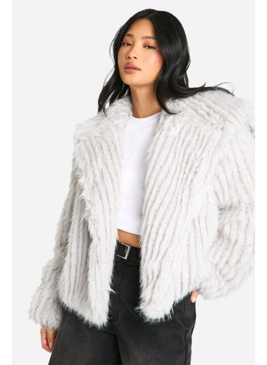 Маленька куртка зі штучним хутром із коміром великого розміру Маленька куртка зі штучним хутром із коміром великого розміру