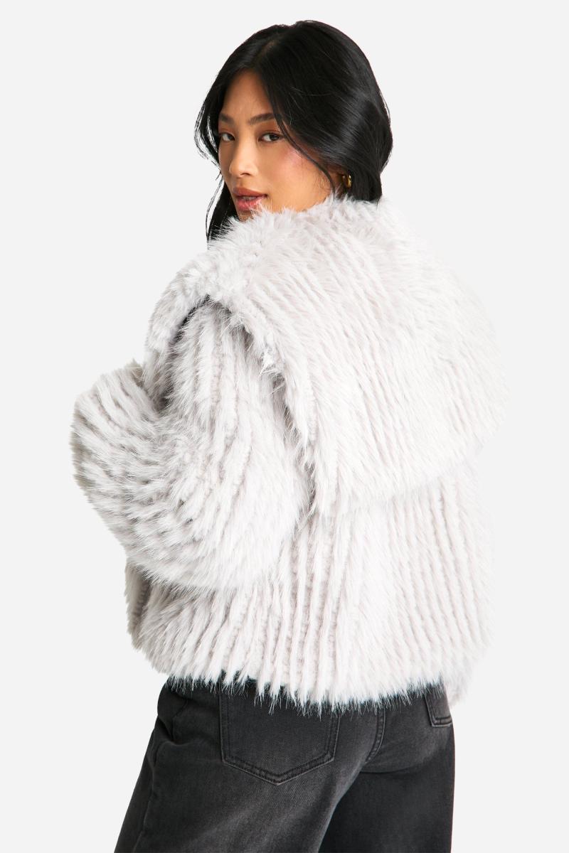 Маленька куртка зі штучним хутром із коміром великого розміру