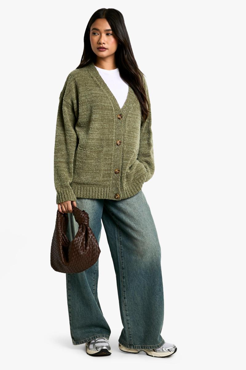 М'яка в'язана кнопка через кардиган