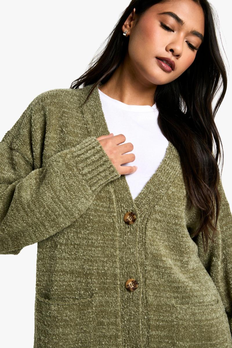 М'яка в'язана кнопка через кардиган