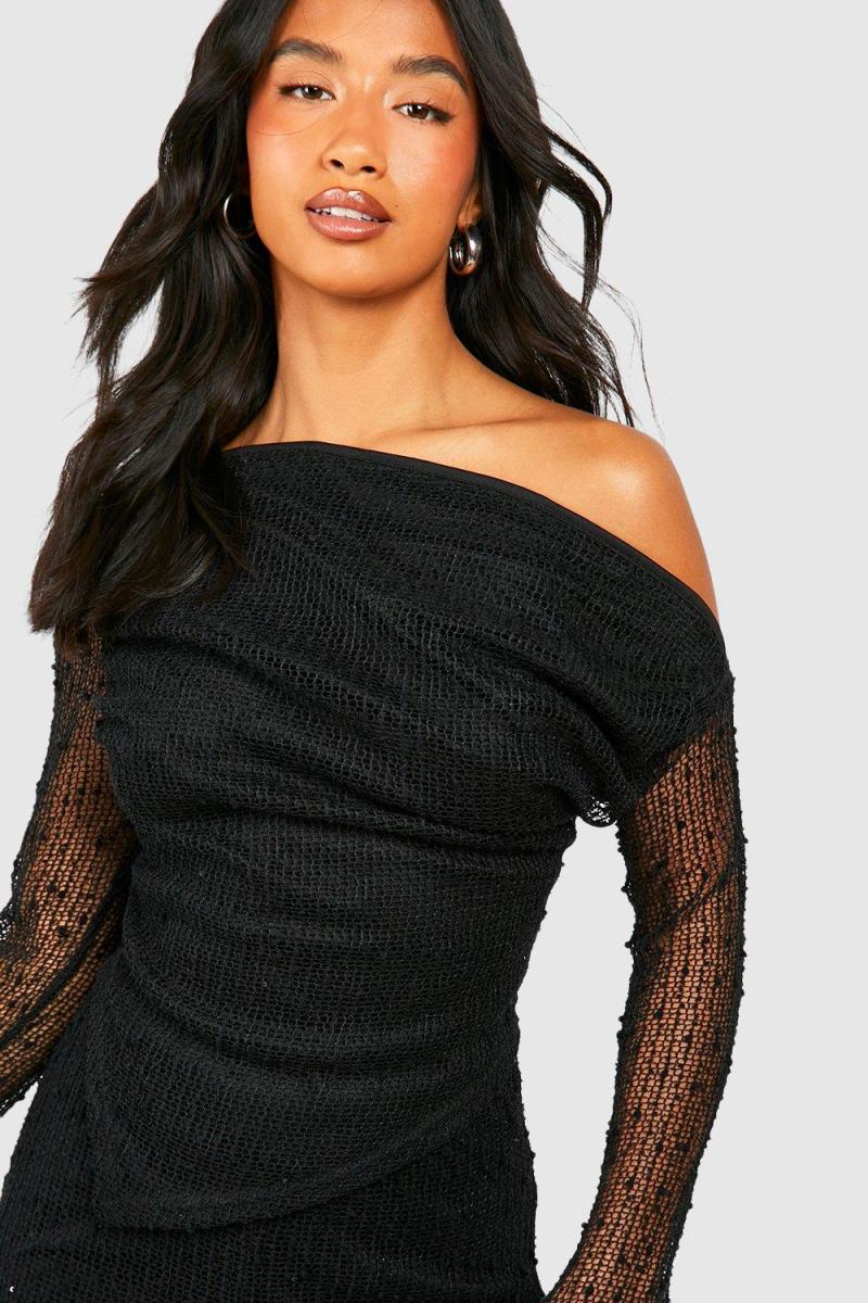 Маленький текстурований в'язаний асиметричний топ з деталями